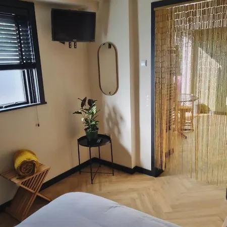 Kavel 90 Bed & Breakfast Den Burg